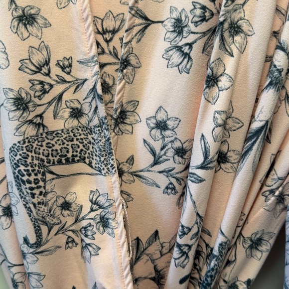 🆕Betsey Johnson Baby Pink Floral Robe Super Soft Women’s Size XS/S - Picture 6 of 9